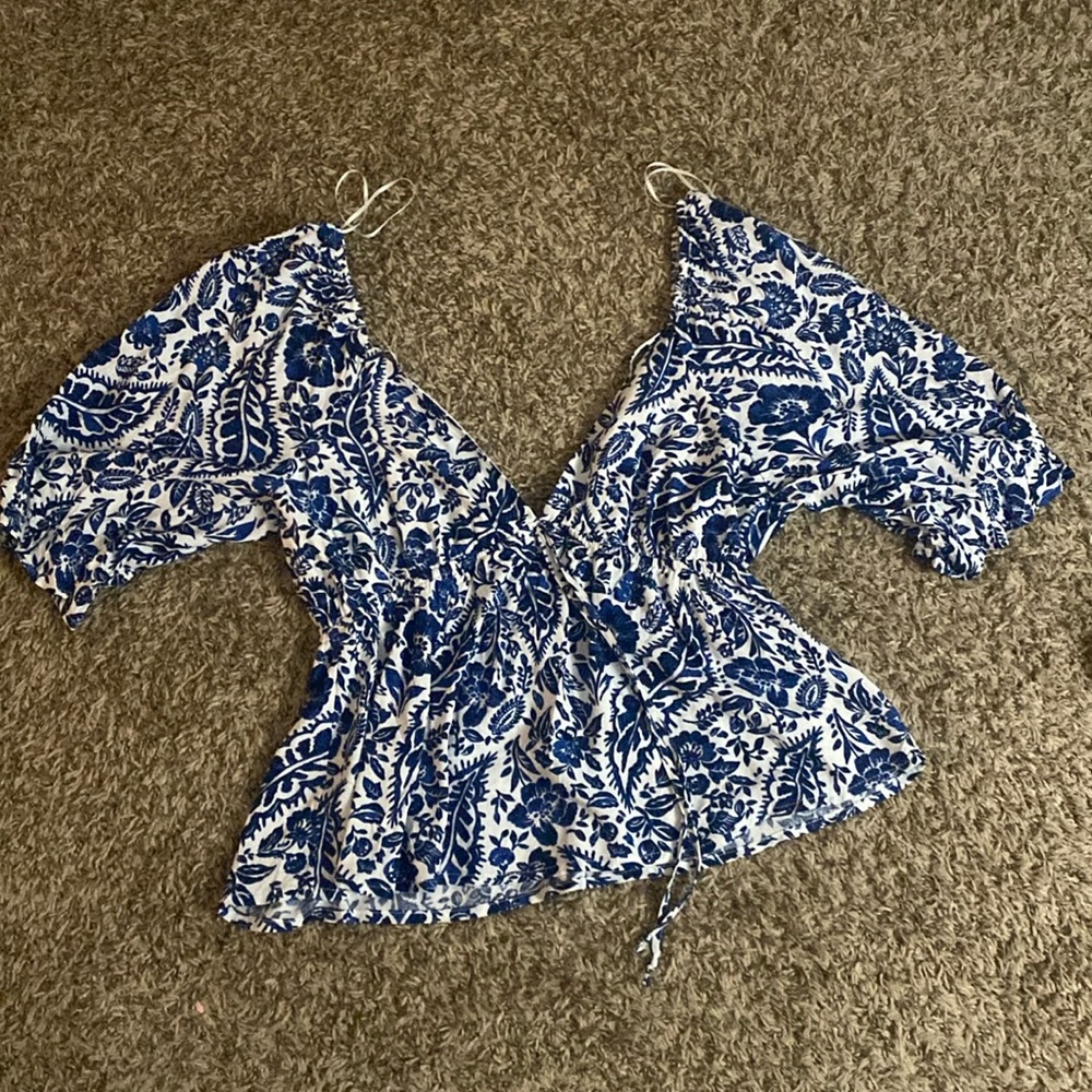 Mi ami francesca’s blouse white and blue floral tropical tie front and tie back
